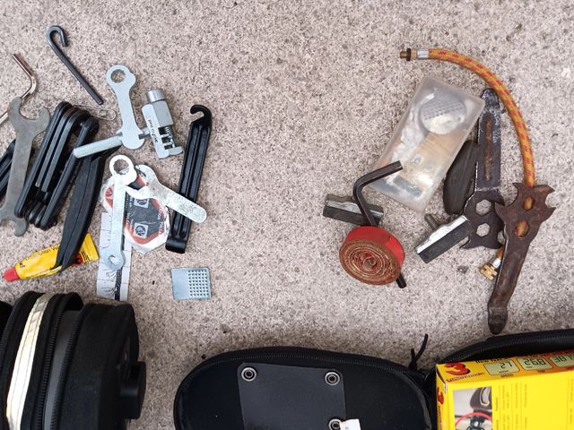 Dos cascos bici y portaherramientas