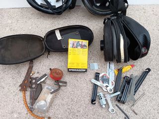 Due caschi da bici e portautensili