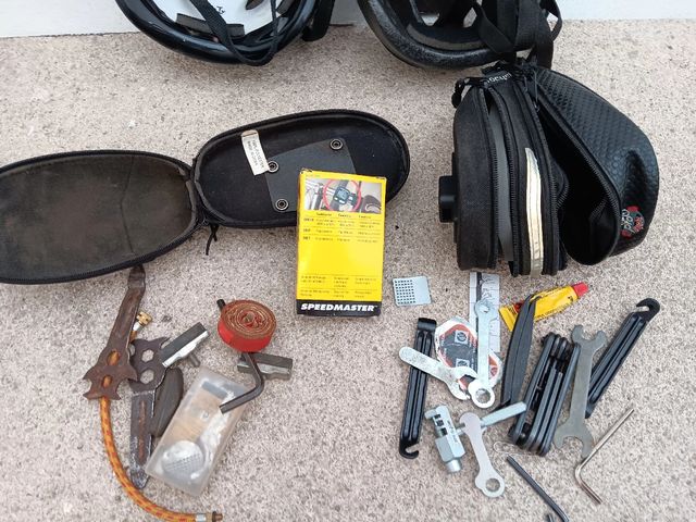 Dos cascos bici y portaherramientas