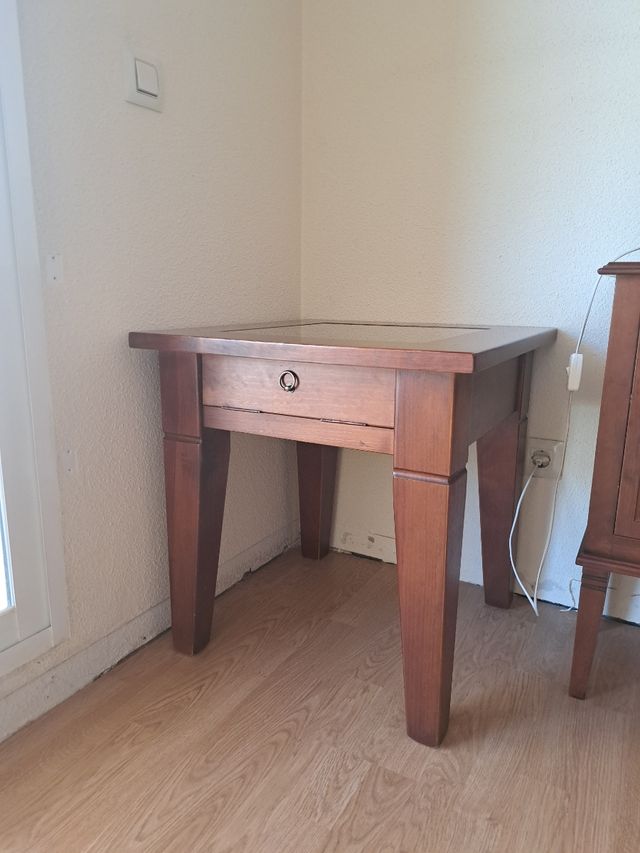 Mesilla de madera con tapa de cristal