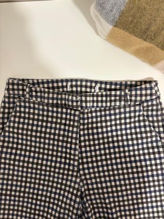 Conjunto de pantalon cuadros XS con blusa blanca 