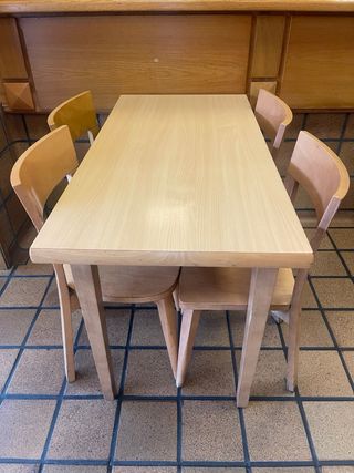 Mesa de madera y 4 sillas