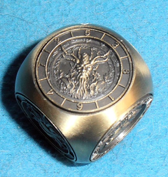 Dado in lega color bronzo con incisioni