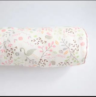 Cuna de madera con colchón, protectores y edredón.