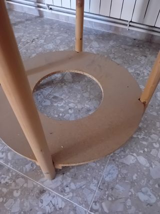 Mesa redonda de aglomerado. Sin pintar.