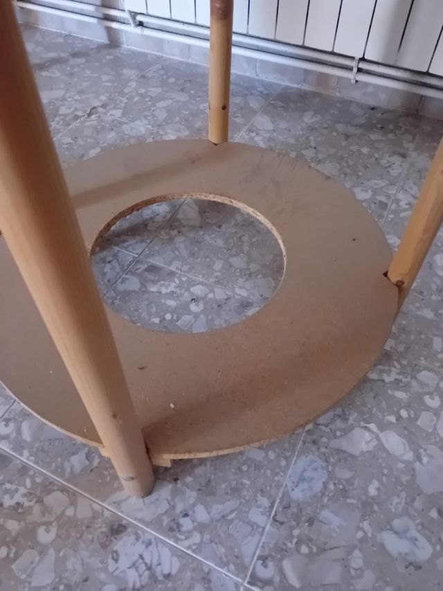 Mesa redonda de aglomerado. Sin pintar.