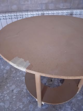 Mesa redonda de aglomerado. Sin pintar.