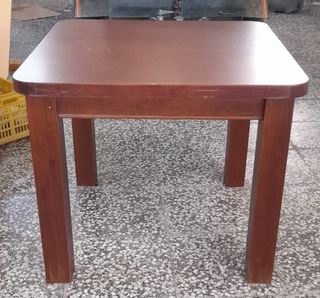 Mesa de madera marrón
