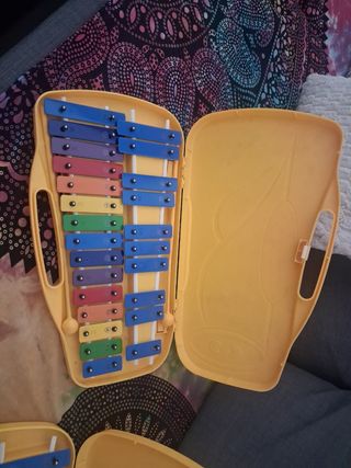 Xilófono infantil amarillo con barras de colores