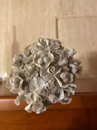 Jarrón de porcelana blanco y dorado