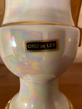 Jarrón de porcelana blanco y dorado