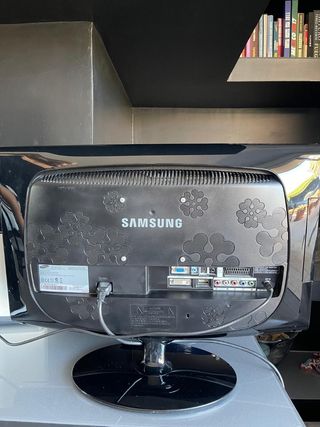 TV Samsung 23" con cables