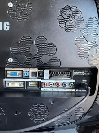 TV Samsung 23" con cables