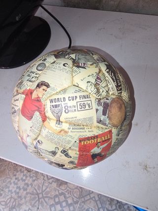 Balón de fútbol vintage con diseño de periódico