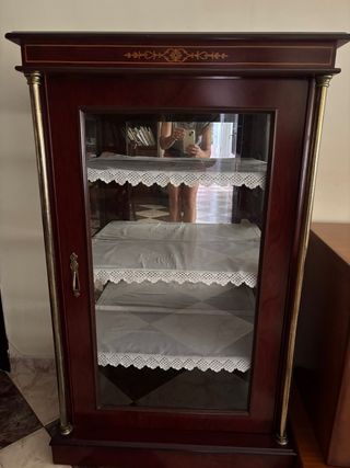 Vitrina de madera y cristal con espejo al fondo