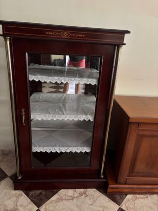 Vitrina de madera y cristal con espejo al fondo