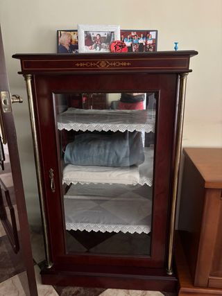 Vitrina de madera y cristal con espejo al fondo