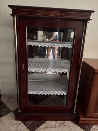 Vitrina de madera y cristal con espejo al fondo