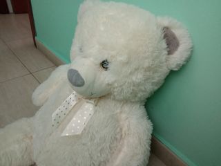 Oso de peluche blanco con lazo