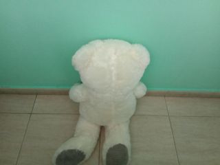 Oso de peluche blanco con lazo