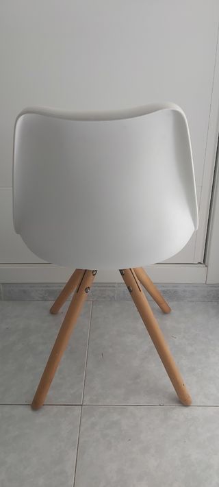 Silla Ikea blanca patas madera haya.
