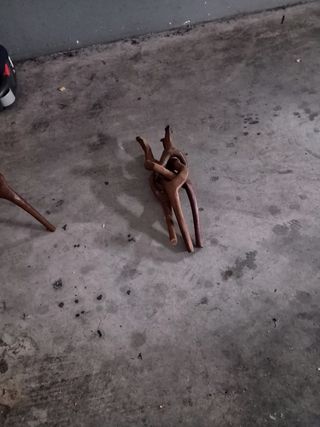 Mesa de madera tallada a mano