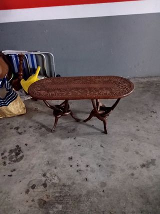 Mesa de madera tallada a mano