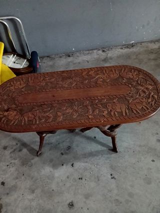 Mesa de madera tallada a mano