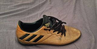 Zapatillas de fútbol sala Adidas doradas y negras