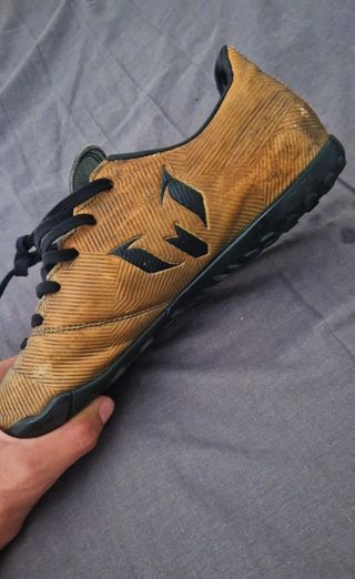 Zapatillas de fútbol sala Adidas doradas y negras