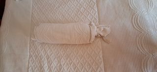 Colcha beige y blanca para cama de 1,50