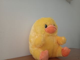 Pato de peluche amarillo suave
