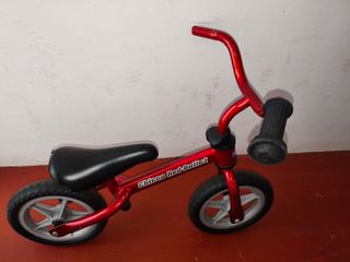 Bicicleta de equilibrio roja