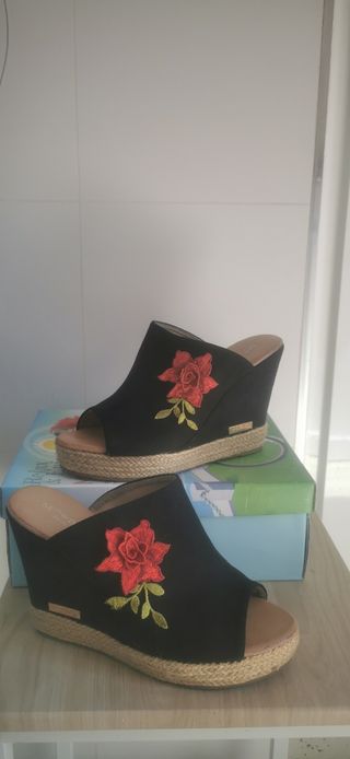 Sandalias cuña negras con flor bordada