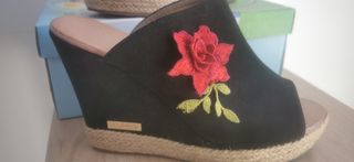 Sandalias cuña negras con flor bordada