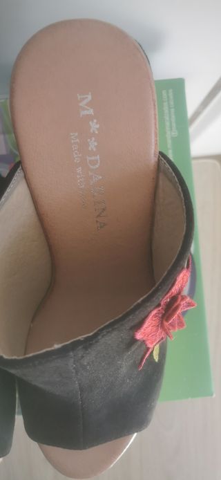 Sandalias cuña negras con flor bordada