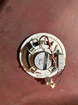 Altavoz de techo beige y blanco