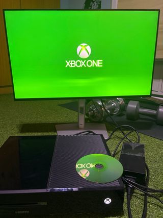 Xbox One Negra + 3 Mandos