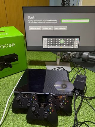 Xbox One Negra + 3 Mandos