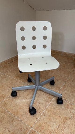 Silla giratoria infantil blanca con ruedas