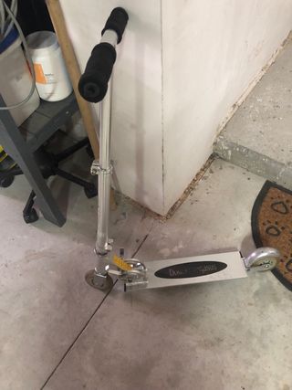Patinete de aluminio. Regalo el rojo.