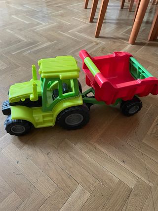 Tractor y remolque de juguete