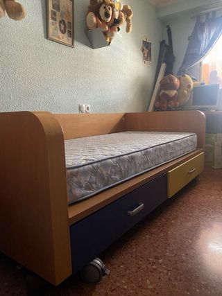 Cama individual infantil con cajones y ruedas