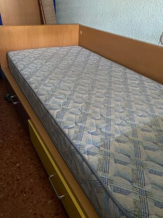 Cama individual infantil con cajones y ruedas