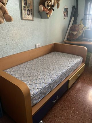 Cama individual infantil con cajones y ruedas