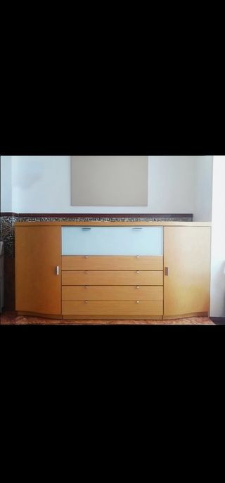 Mueble de roble con puertas y cajones