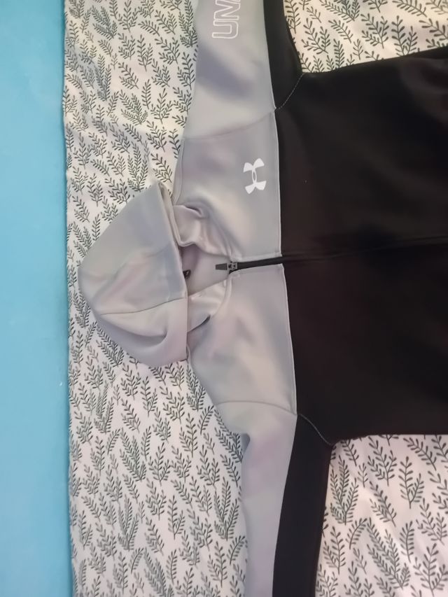 Chándal Under Armour gris y negro niño