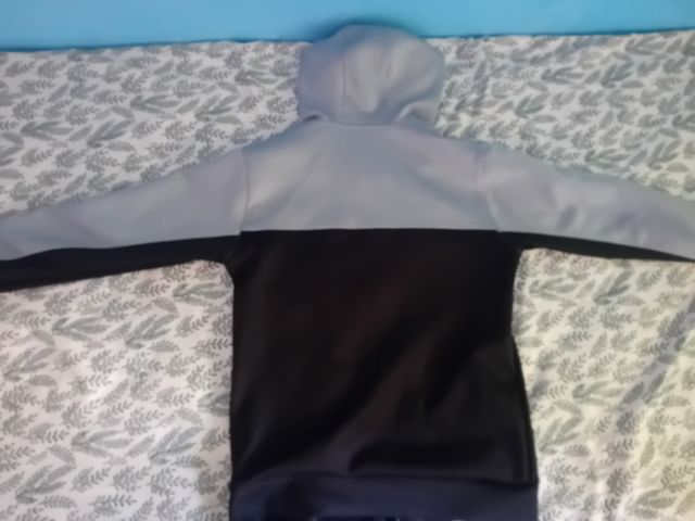 Chándal Under Armour gris y negro niño