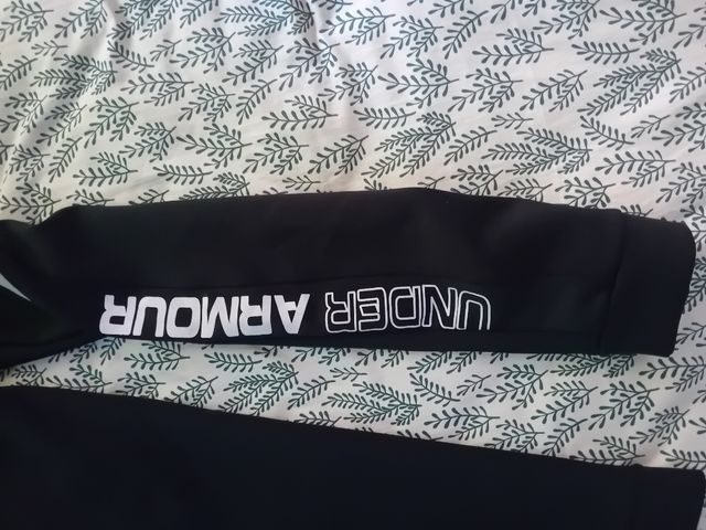 Chándal Under Armour gris y negro niño