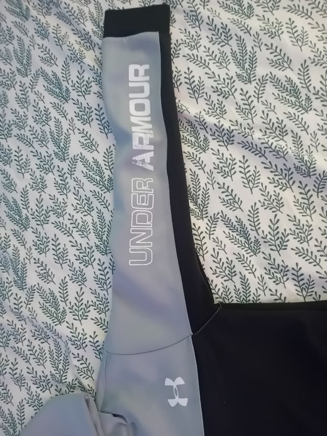 Chándal Under Armour gris y negro niño